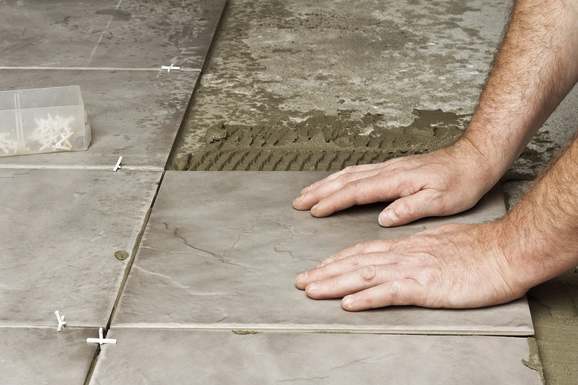 Intérieur, pose de carrelage en cours