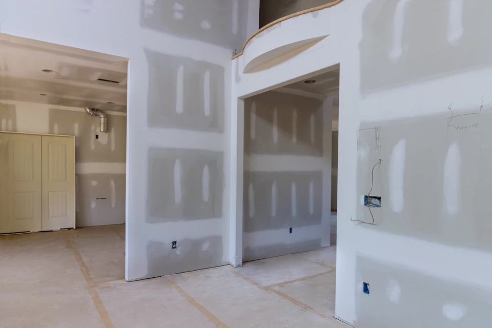 Tirage en gypse sur les murs et le plafond d'une maison nouvellement construite pour les coutures en cloison sèche