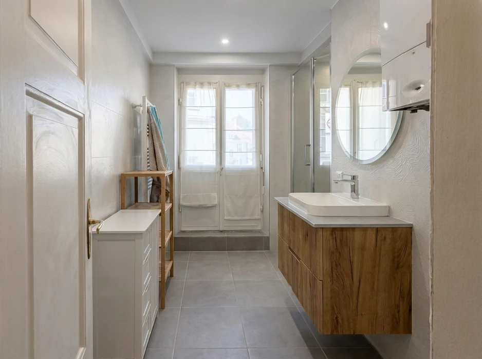 Salle de bain moderne et lumineuse, style scandinave