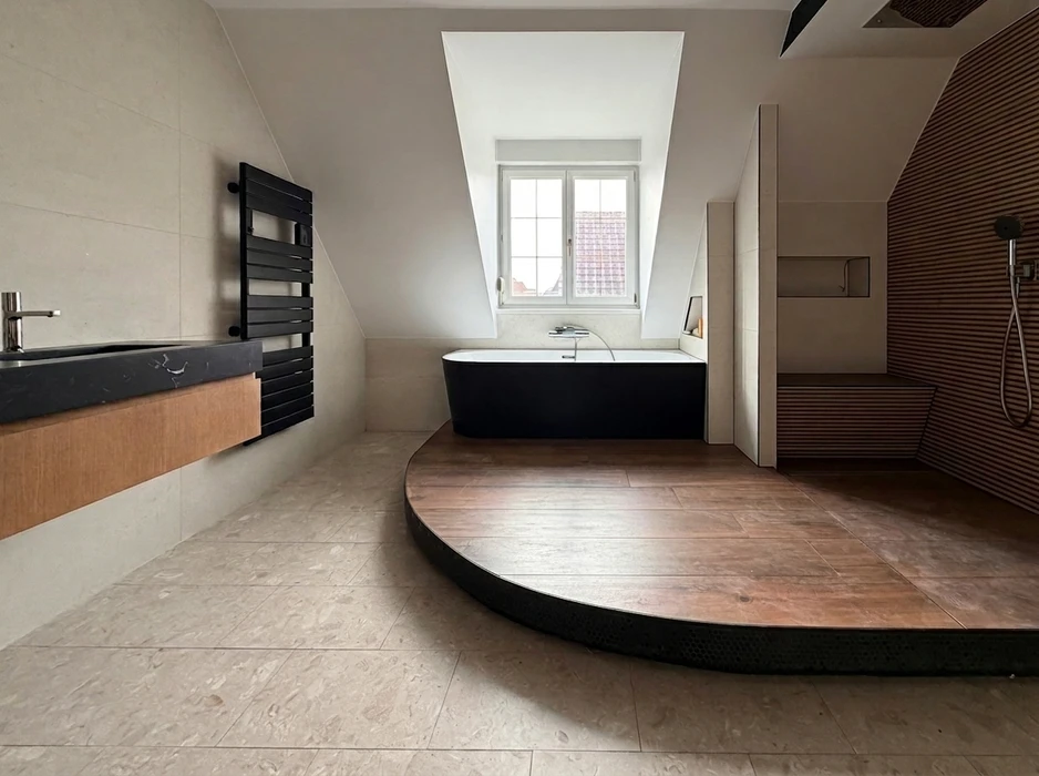 Salle de bains moderne sous combles, style contemporain haut de gamme