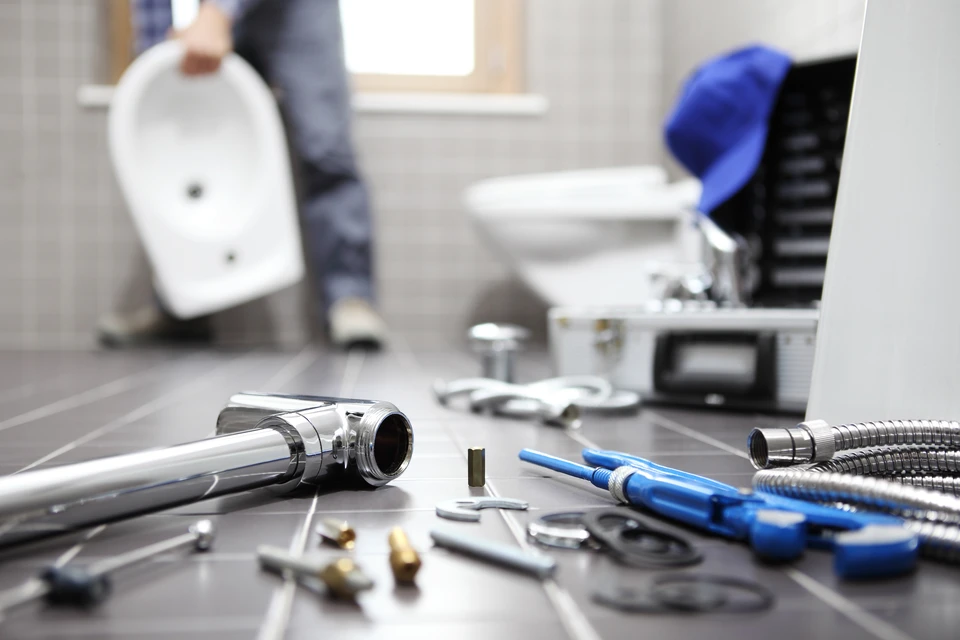 Scène d'intérieur d'une salle de bain moderne avec plombier en action
