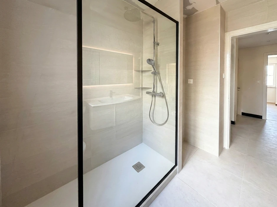 Salle de bain moderne et épurée avec douche à l'italienne