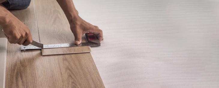 Carrelage en grès cérame effet béton ciré posé en diagonale sur sol intérieur