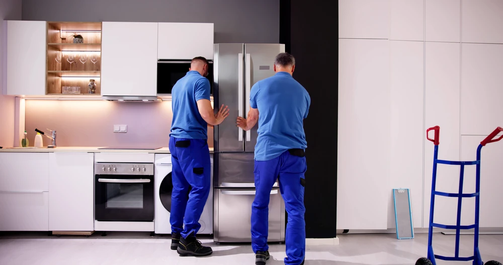 Cuisine moderne haut de gamme avec îlot central, tabouret de bar et personne assise