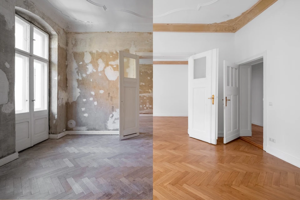 Ouvrier en tenue de travail installe du carrelage mural dans une salle de bains