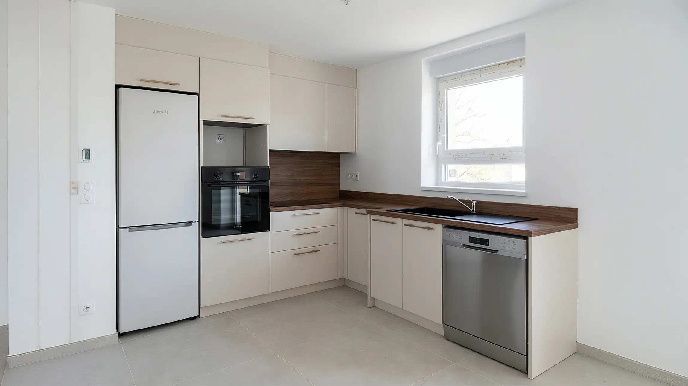 Cuisine moderne ouverte avec &icirc;lot central, plan de travail en quartz blanc, mobilier laqu&eacute; gris anthracite