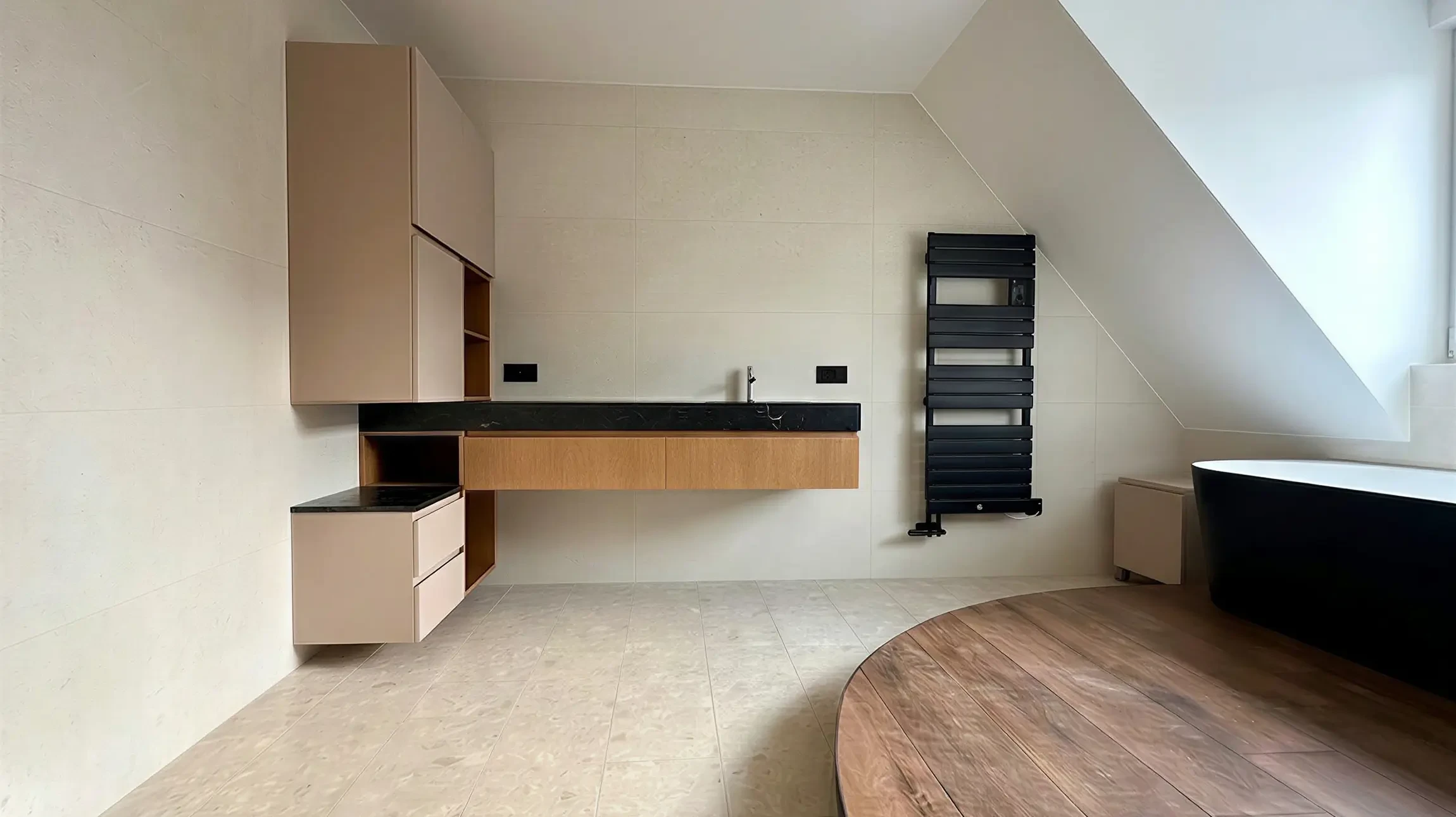 Intérieur d'appartement en cours de rénovation avec mur en briques apparentes partiellement enduit, échafaudage métallique, seau et outils au sol