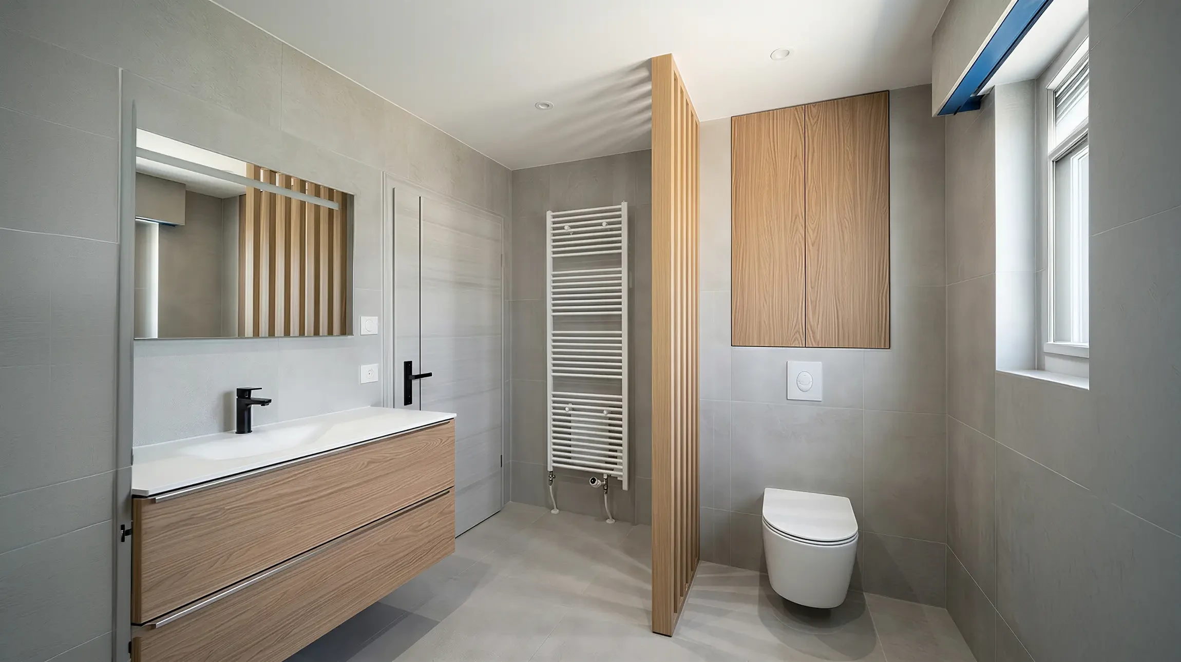 Salle de bain moderne avec douche &agrave; l'italienne, double vasque en c&eacute;ramique blanche sur meuble suspendu laqu&eacute; blanc, robinetterie chrom&eacute;e contemporaine